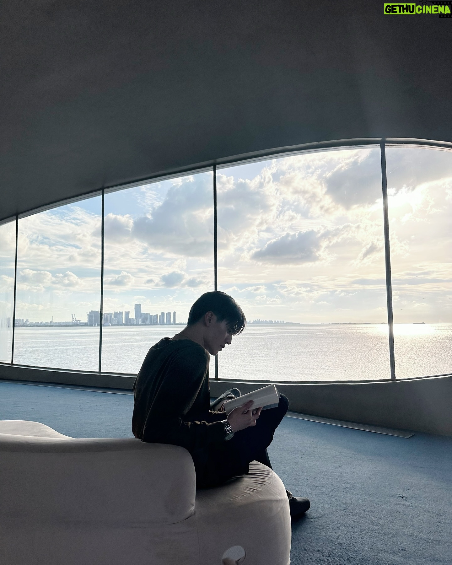 Pornpawit Putthisethakul - 2.2K Likes - Man with A Book , Look so calm , Warm in the heart as much as you can!😀😄 #SilenceQuote #海南 #图书馆 #公园