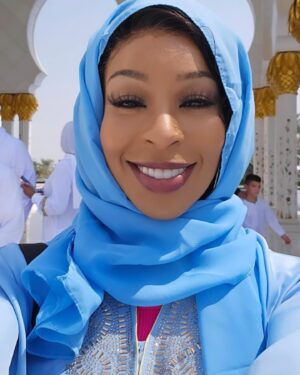 Porscha Coleman Instagram - Abu Dhabi 💙 The Grand Mosque 🕌 Swipe 👈🏽

When I tell you the PEACE that I’m experiencing on this trip 💙 

This place was so magical & a sight to behold. An experience like no other! I truly love it here.

@afrozons @afrozonssoundoff @escapeenvytravel
@dottdaley @visitabudhabi 

#global #travels #dubai #AbuDhabi #fyp #foryoupage #foryourpage #photos #photo #explore #explorepage #porschacoleman #viral #fypage #explorer #images #photography #global #mosque #content #afrozons #afrozonssoundoff #worldwide #traveler #portraitphotography #video #lifegoals #lifeisgood