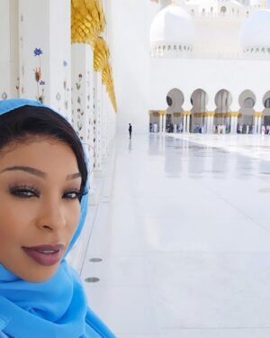 Porscha Coleman Instagram - Abu Dhabi 💙 The Grand Mosque 🕌 Swipe 👈🏽

When I tell you the PEACE that I’m experiencing on this trip 💙 

This place was so magical & a sight to behold. An experience like no other! I truly love it here.

@afrozons @afrozonssoundoff @escapeenvytravel
@dottdaley @visitabudhabi 

#global #travels #dubai #AbuDhabi #fyp #foryoupage #foryourpage #photos #photo #explore #explorepage #porschacoleman #viral #fypage #explorer #images #photography #global #mosque #content #afrozons #afrozonssoundoff #worldwide #traveler #portraitphotography #video #lifegoals #lifeisgood