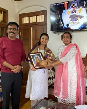 Prajakta Mali Instagram - त्र्यंबकेश्वर - नाशिक…🔱
१२ ज्योतिर्लिंगांची यात्रा करायचं ठरलय. 
दुसरं ज्योतिर्लिंग दर्शन  पुर्ण. 😌
.
आज श्रावण मासारंभ… पुढची यात्रा लवकर पुर्ण व्हावी हेच “देवादी देव - महादेवांकडे” प्रार्थना 🙏.
.
#महादेव #दासी #प्रेम #शिव #शिवोऽहम् #सदाशिव #श्रावण #prajakttamali
