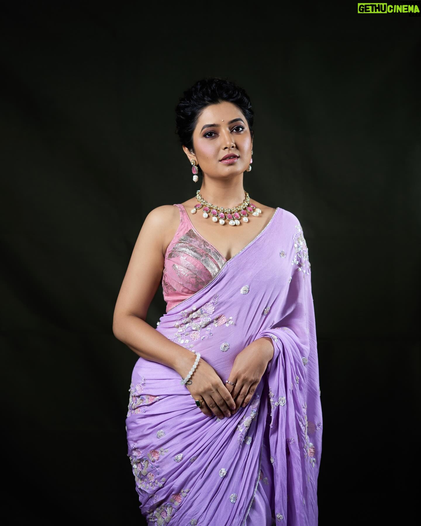Prajakta Mali - 137.4K Likes - उन्हाऐवजी lights आहेत, पण चालतय की… चामडी चमकतेय आणि गाणंही आवडतय….
(साडीही)🥰
म्हणूनच मिरवतेय हक्कानं…🎯
आणि हो, नुकतीच @kratxexmusic भेटले. (ज्याच्यामुळे clubs मध्ये मराठी गाणी वाजतायेत.) 🥰
.
.
Outfit by @tanvastra_
Jewellery by @sorayaajewels_
Makeup by @beautysecrete_by_saisawant
Hair by @manishadhende
Styled by @tanmay_jangam
Capture by @trilogy_works
