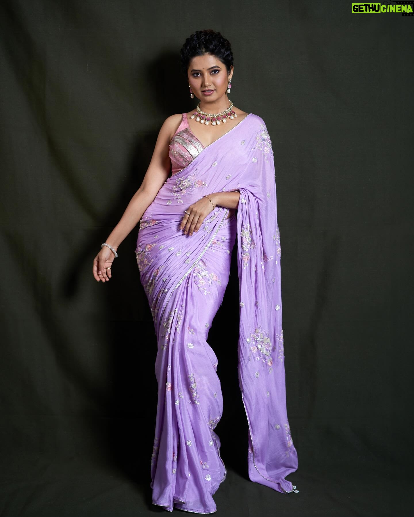 Prajakta Mali - 137.4K Likes - उन्हाऐवजी lights आहेत, पण चालतय की… चामडी चमकतेय आणि गाणंही आवडतय….
(साडीही)🥰
म्हणूनच मिरवतेय हक्कानं…🎯
आणि हो, नुकतीच @kratxexmusic भेटले. (ज्याच्यामुळे clubs मध्ये मराठी गाणी वाजतायेत.) 🥰
.
.
Outfit by @tanvastra_
Jewellery by @sorayaajewels_
Makeup by @beautysecrete_by_saisawant
Hair by @manishadhende
Styled by @tanmay_jangam
Capture by @trilogy_works