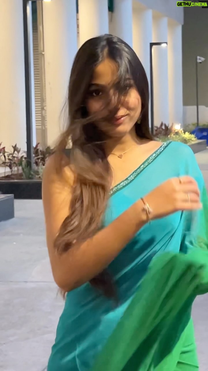 Pranavi Manukonda - 372.1K Likes - These lyrics 🥹🩵
My designer: @shilpacouture 😚
Earrings: @petalsbyswathi
VC: @navyaa.manukonda
#love #lyrics #instagood #reels #saree #traditional #song