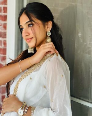 Pranavi Manukonda Instagram - ✨🩵

Wearing: @elegance_designerss 
Jewellery: @petalsbyswathi 

#traditional