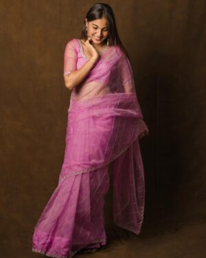 Pranavi Manukonda Instagram - Nothing feels as perfect as a saree ✨♥️

Wearing: @ahdahbyjp 
PC: @_anupphotography
