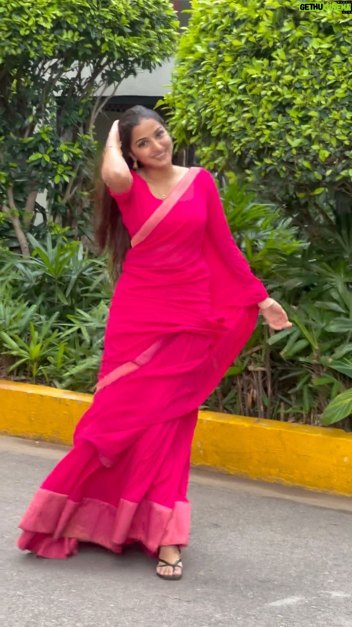 Pranavi Manukonda - 190.9K Likes - ✨💕
Wearing: @maguvabyss
VC: @mbd__25
#reels #instagram #instagood #love #pink #traditional