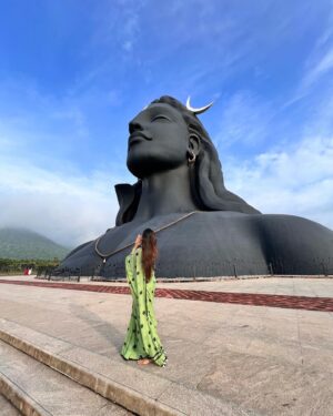 Pranavi Manukonda Instagram - Om namah Shivaya🙏🏻✨♥️

Wearing: @shilpacouture 

@isha.foundation @sadhguru 
#ishafoundation #sadhguru #adiyogi #shiva #coimbatore
