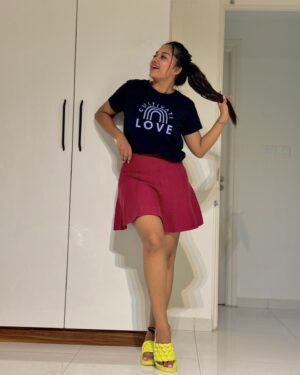 Preethi Sharma Instagram - lil’ bit of L O V E 🖤❤️

#photoshoot #selfphotography #skirtlove #homesweethome #preefam☮️ #preevibes☮️ #preelovesyou☮️
