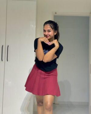 Preethi Sharma Instagram - lil’ bit of L O V E 🖤❤️

#photoshoot #selfphotography #skirtlove #homesweethome #preefam☮️ #preevibes☮️ #preelovesyou☮️