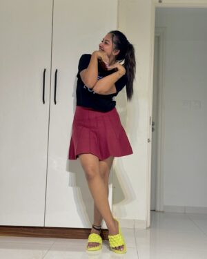 Preethi Sharma Instagram - lil’ bit of L O V E 🖤❤️

#photoshoot #selfphotography #skirtlove #homesweethome #preefam☮️ #preevibes☮️ #preelovesyou☮️