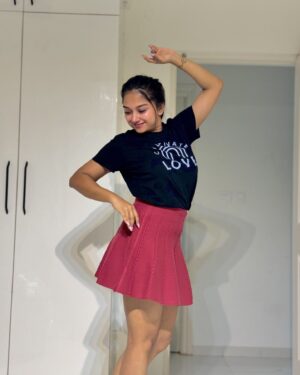 Preethi Sharma Instagram - lil’ bit of L O V E 🖤❤️

#photoshoot #selfphotography #skirtlove #homesweethome #preefam☮️ #preevibes☮️ #preelovesyou☮️