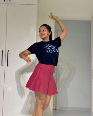 Preethi Sharma Instagram - lil’ bit of L O V E 🖤❤️

#photoshoot #selfphotography #skirtlove #homesweethome #preefam☮️ #preevibes☮️ #preelovesyou☮️