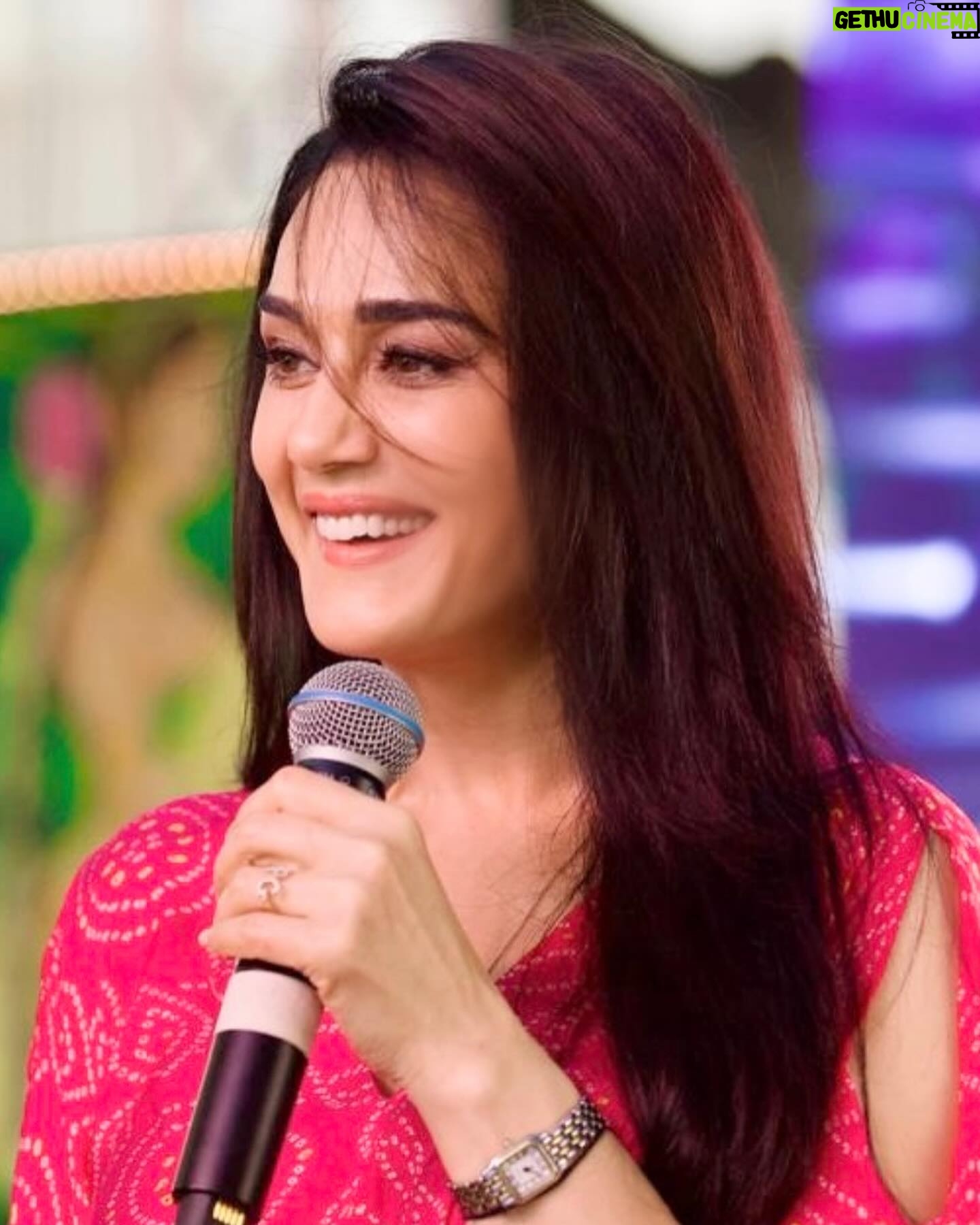 Preity Zinta - 607.1K Likes - A few more pictures from the Taste of India Festival in San Jose ❤️💕🇮🇳🇺🇸💫. #food #happiness #laughter #desiswag #ting
