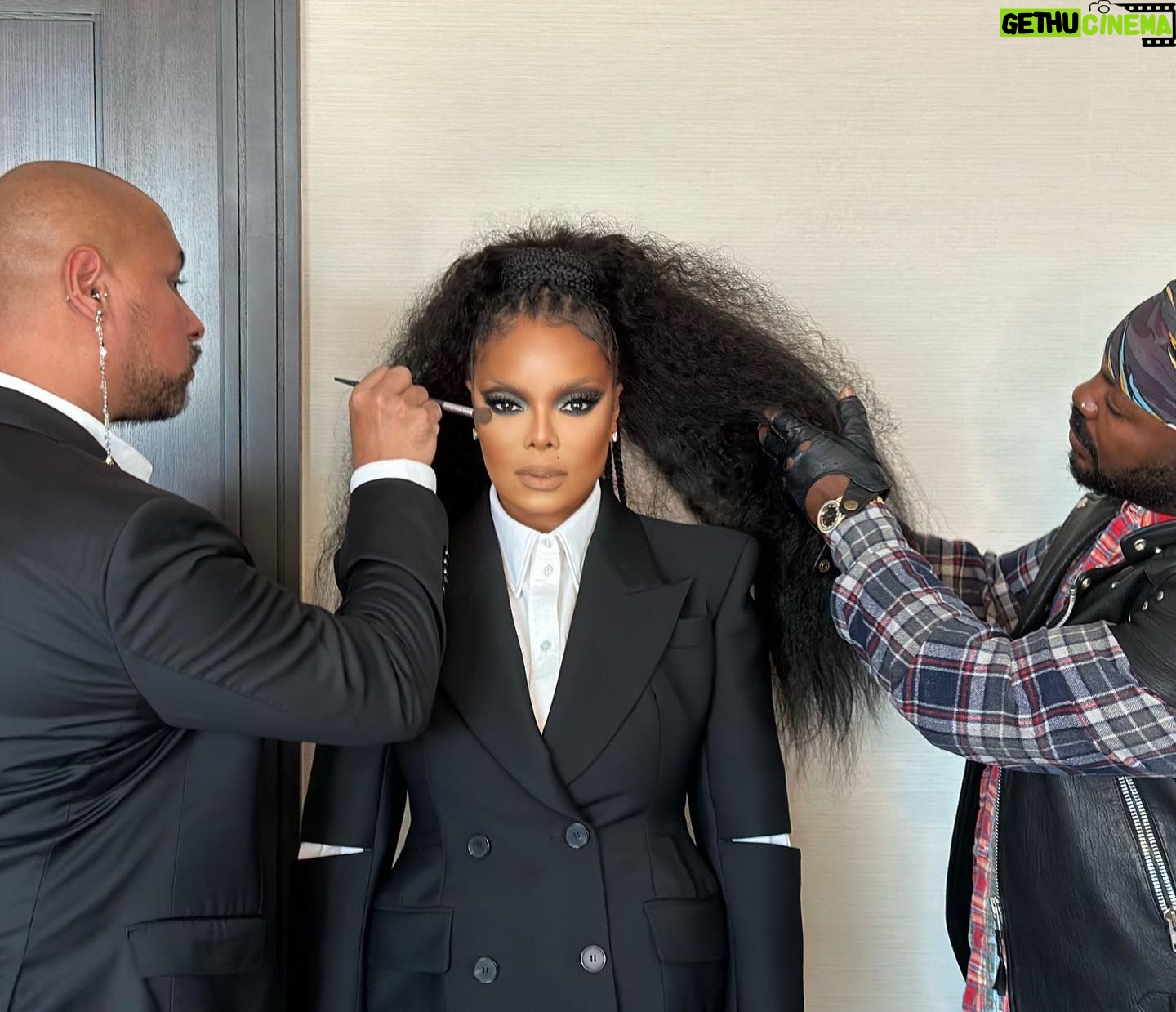 Preston Meneses - 1.9K Likes - Teamwork makes the dream work @janetjackson
MUA-Me
Hair- @larryjarahsims
