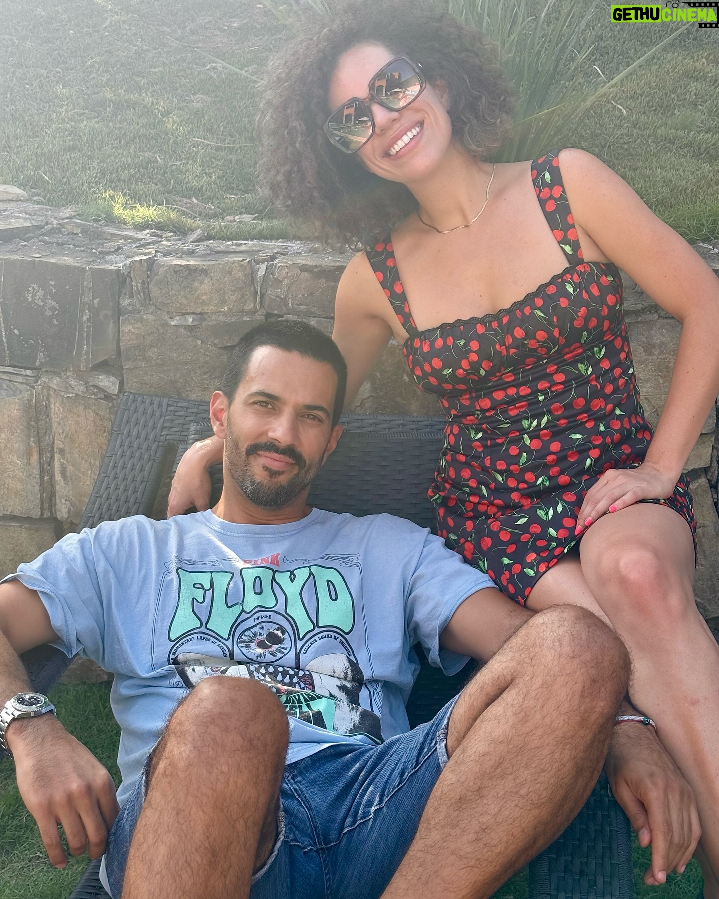 Priscila Faz - 2.7K Likes - Monterrey, NL, tienes mi corazón entre tus montañas y tu carne asada⛰️❤️
Nada se compara con ver a la gente con la que creciste, ver a las huercas decirle tía a todo adulto que ven en su encuentro, maravillarse con las tortillas de harina y atorarse en columpios, prender el asador a la mínima provocación, amanecer despacio con mi mamá, platicar con mis tías, ir al HEB (y botenear en el transcurso), ver a Luna convertirse en canina sampetrina y a mi mamá caer redonda por ella.
TQM SPGG, prometo venir más seguido, sigue con tus chismes del pádel, cuídame a mi mami y trata de mantenerte hidratado pero sin ahogarte hasta que regrese 🫶🏽🙊.