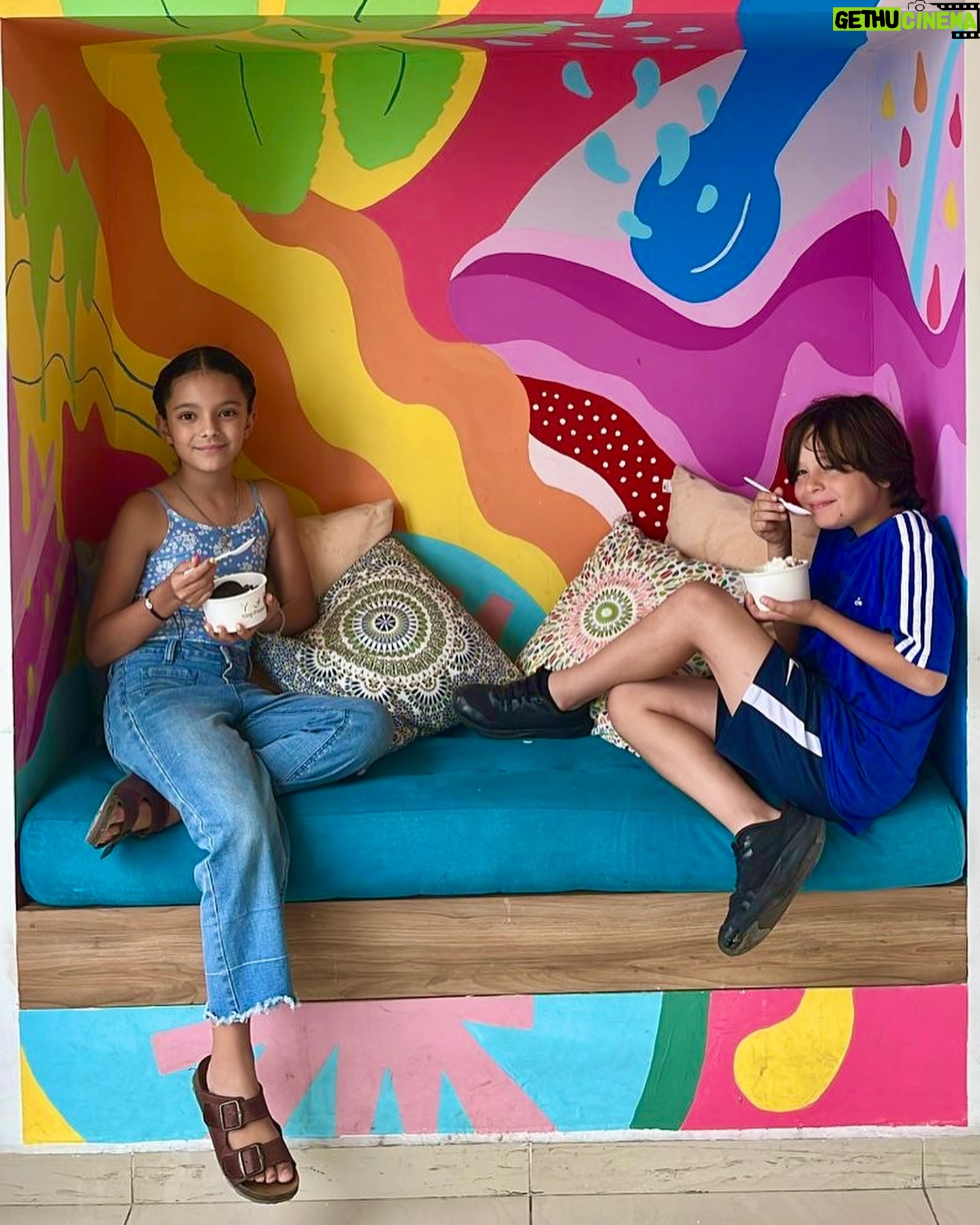 Priscila Faz - 2.7K Likes - Monterrey, NL, tienes mi corazón entre tus montañas y tu carne asada⛰️❤️
Nada se compara con ver a la gente con la que creciste, ver a las huercas decirle tía a todo adulto que ven en su encuentro, maravillarse con las tortillas de harina y atorarse en columpios, prender el asador a la mínima provocación, amanecer despacio con mi mamá, platicar con mis tías, ir al HEB (y botenear en el transcurso), ver a Luna convertirse en canina sampetrina y a mi mamá caer redonda por ella.
TQM SPGG, prometo venir más seguido, sigue con tus chismes del pádel, cuídame a mi mami y trata de mantenerte hidratado pero sin ahogarte hasta que regrese 🫶🏽🙊.