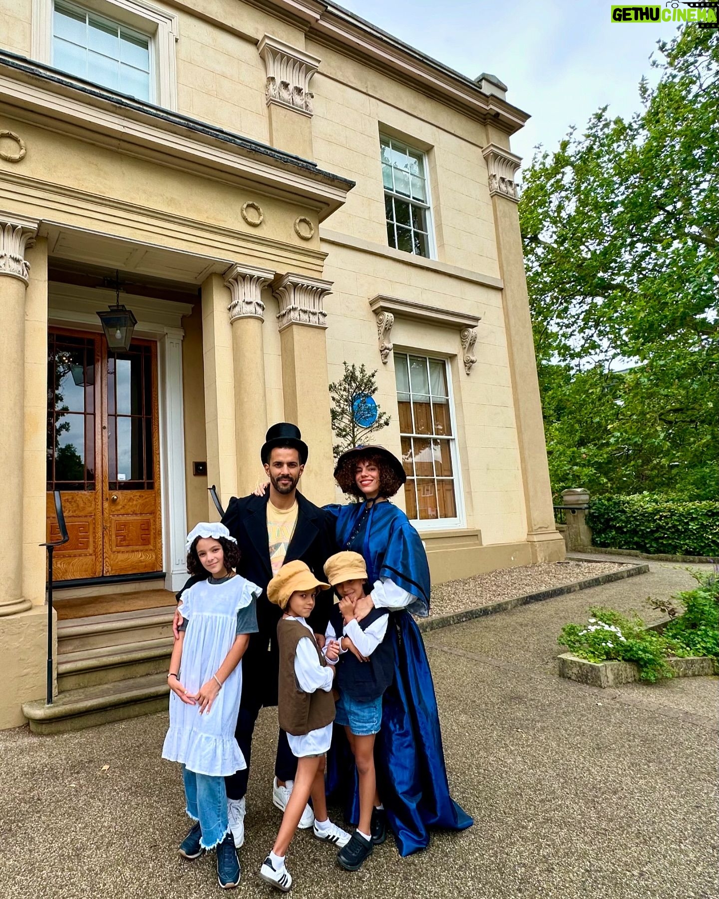Priscila Faz - 2.1K Likes - Manchester 🇬🇧
Para que no digan que esta cuenta no es educativa 😌 aquí
brevemente que pedengue:
Foto 1 -4: NO SABEN EL SUEÑO que fue para mi vestirme de Lady Priscila jajajjj gracias a @elizabethgaskellshouse por la experiencia. Las huercas pintaron, nos disfrazamos, jugamos cricket, vivimos como si la escritora Elizabeth Gaskell (befa de Charlotte Brontë) nos hubiera invitado a tomar el té.
2. For your consideration @shondarhimes I wish to be the prima latina in Bridgerton, thank you.
3. Maria sufragista 😍🗳️
4. Infancia británica
5. Universidad de Manchester y luego fuimos al Museo de Manchester (que no llegó al corte del álbum) y me sentí una alumna más.
8.📍En el Northern Quarter, la zona hipster donde fingí no ser turista caminando rápido con cara de inconformidad.
10. Una persona muy emocionada por cruzar la calle.
12. En la John Rylands Library, circa 1900, la 3era biblioteca más grande del Reino Unido.
Hermanas, no hubo que esperar un semestre o que vivieran para siempre en la 🌥️ abrazando a Steve Jobs las fotos del primer destino del viaje. Esperemos que mi TDA no se dispare y sigamos así, amén 🙏🏽 .
#Manchester #UnitedKingdom #elizabethgaskellshouse #TheOldWellington #NorthernQuarter #johnrylandslibrary