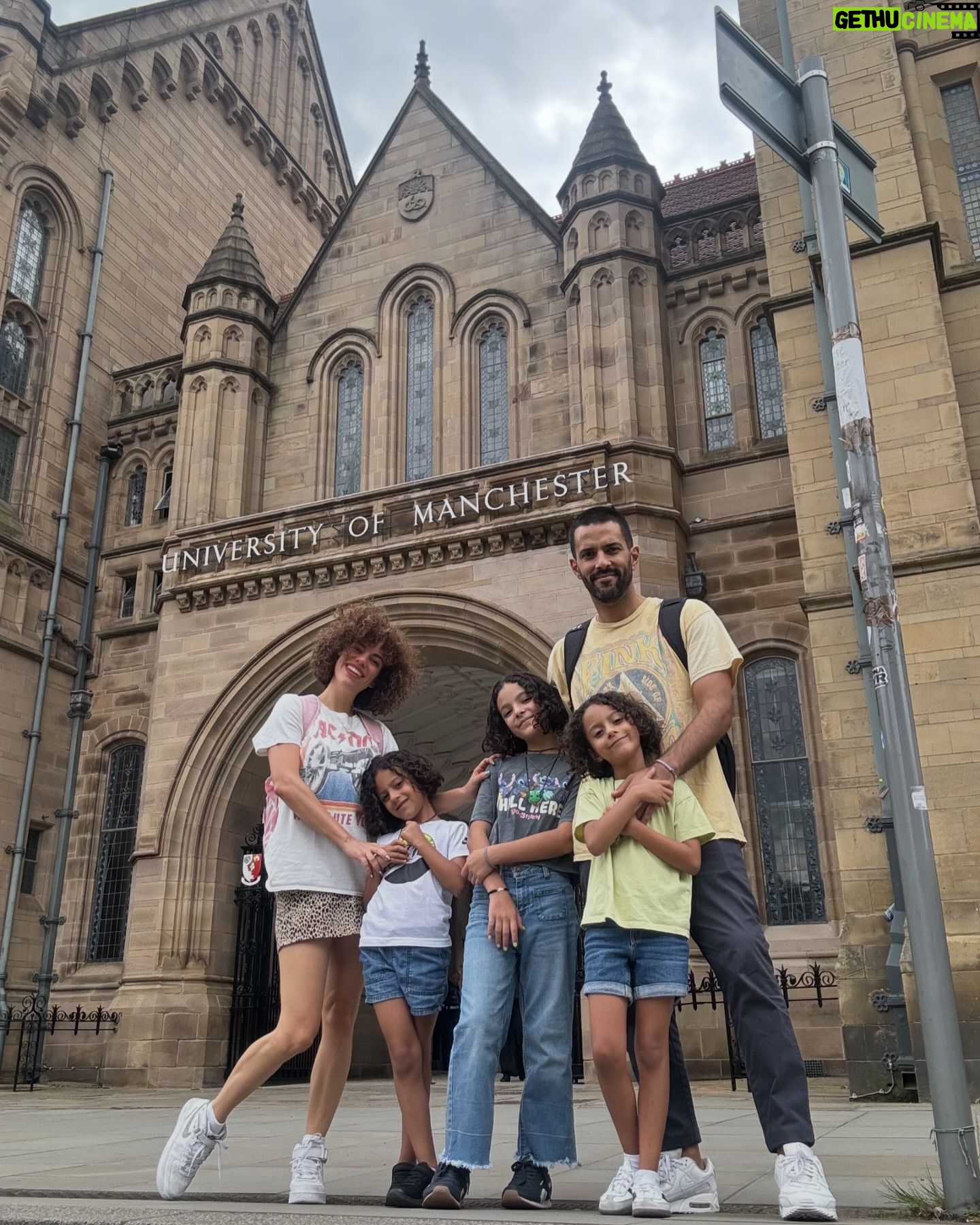 Priscila Faz - 2.1K Likes - Manchester 🇬🇧
Para que no digan que esta cuenta no es educativa 😌 aquí
brevemente que pedengue:
Foto 1 -4: NO SABEN EL SUEÑO que fue para mi vestirme de Lady Priscila jajajjj gracias a @elizabethgaskellshouse por la experiencia. Las huercas pintaron, nos disfrazamos, jugamos cricket, vivimos como si la escritora Elizabeth Gaskell (befa de Charlotte Brontë) nos hubiera invitado a tomar el té.
2. For your consideration @shondarhimes I wish to be the prima latina in Bridgerton, thank you.
3. Maria sufragista 😍🗳️
4. Infancia británica
5. Universidad de Manchester y luego fuimos al Museo de Manchester (que no llegó al corte del álbum) y me sentí una alumna más.
8.📍En el Northern Quarter, la zona hipster donde fingí no ser turista caminando rápido con cara de inconformidad.
10. Una persona muy emocionada por cruzar la calle.
12. En la John Rylands Library, circa 1900, la 3era biblioteca más grande del Reino Unido.
Hermanas, no hubo que esperar un semestre o que vivieran para siempre en la 🌥️ abrazando a Steve Jobs las fotos del primer destino del viaje. Esperemos que mi TDA no se dispare y sigamos así, amén 🙏🏽 .
#Manchester #UnitedKingdom #elizabethgaskellshouse #TheOldWellington #NorthernQuarter #johnrylandslibrary