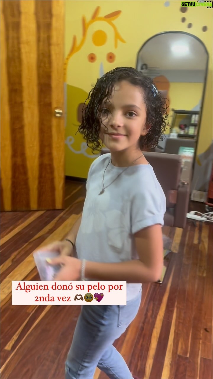 Priscila Faz - 2.1K Likes - Donar tu melena me parece un acto de generosidad 🙌🏽🥹 y esta huerca tiene mucho para dar (de pelo y de ♥️).
Gracias @lacasadelacrespacastro por su corte y cuidar con tanta pasión a las rizadas del 🌎.
¿Que tal el cambio de la huerca? 😭😭😭 siento que está a 15 días de vivir con 5 roomies en la Condesa.
#curlyshorthair #curlyhairstyles #trenzaton #pelucaoncológica #🥹