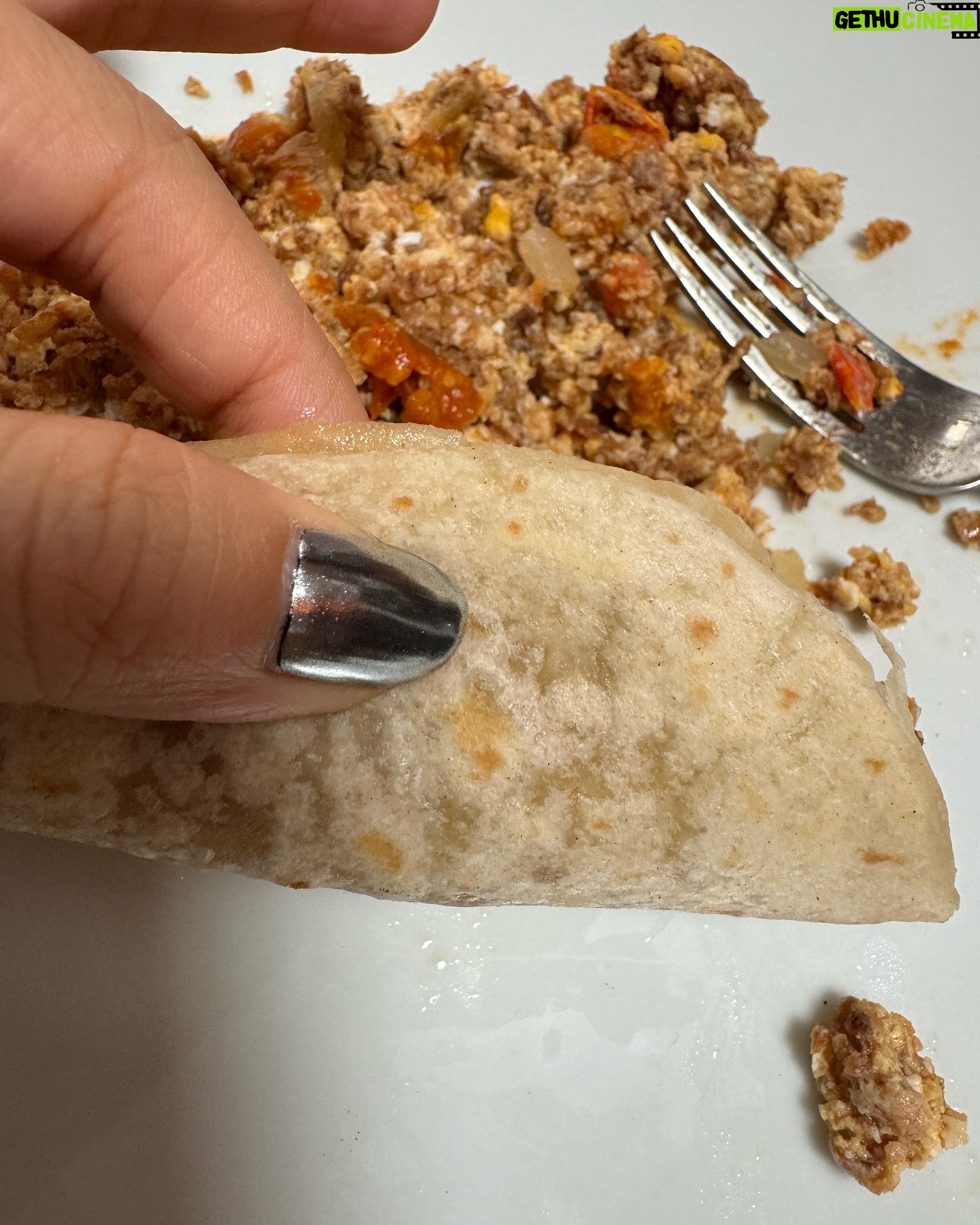 Priscila Faz - 2.7K Likes - Monterrey, NL, tienes mi corazón entre tus montañas y tu carne asada⛰️❤️
Nada se compara con ver a la gente con la que creciste, ver a las huercas decirle tía a todo adulto que ven en su encuentro, maravillarse con las tortillas de harina y atorarse en columpios, prender el asador a la mínima provocación, amanecer despacio con mi mamá, platicar con mis tías, ir al HEB (y botenear en el transcurso), ver a Luna convertirse en canina sampetrina y a mi mamá caer redonda por ella.
TQM SPGG, prometo venir más seguido, sigue con tus chismes del pádel, cuídame a mi mami y trata de mantenerte hidratado pero sin ahogarte hasta que regrese 🫶🏽🙊.