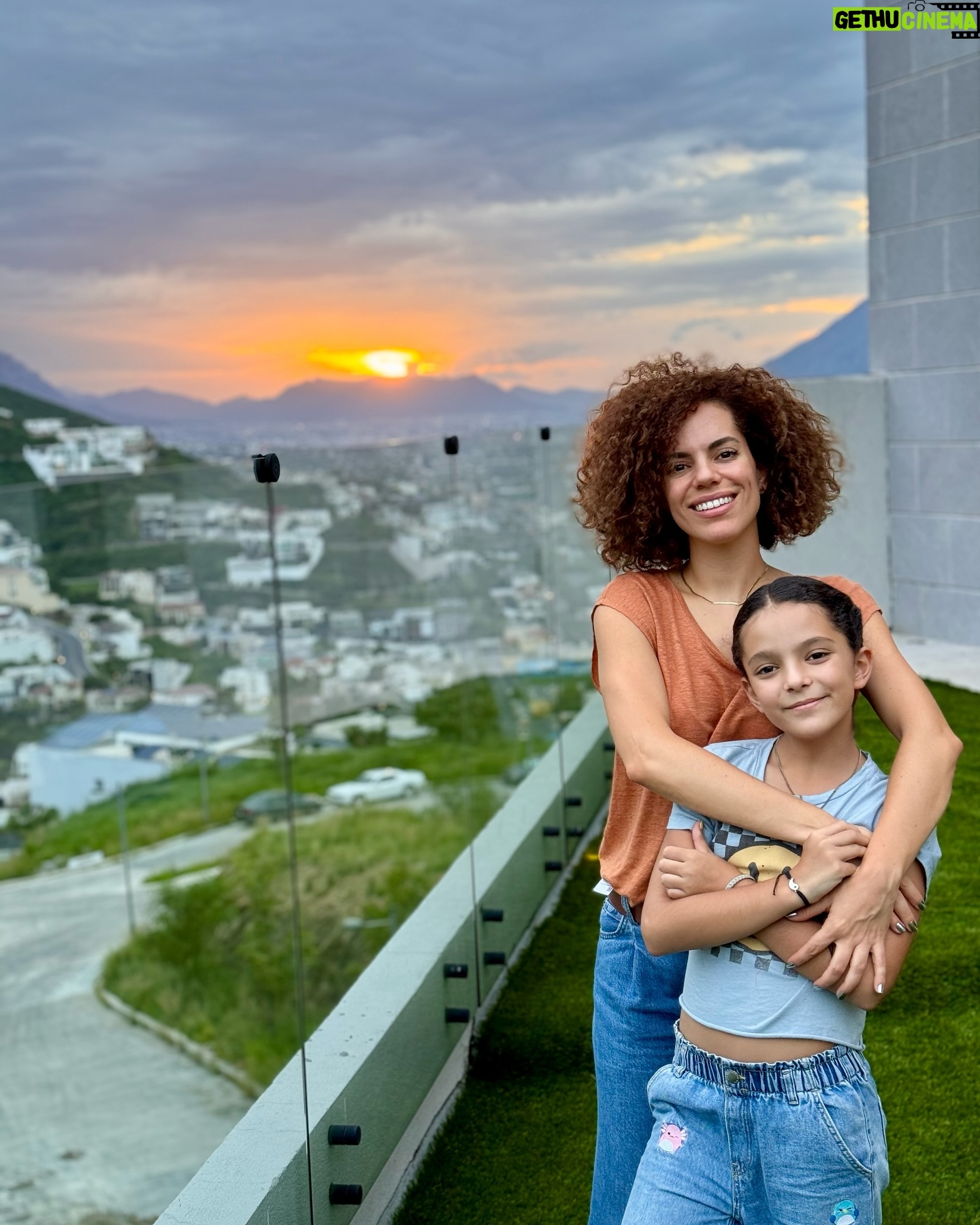 Priscila Faz - 2.7K Likes - Monterrey, NL, tienes mi corazón entre tus montañas y tu carne asada⛰️❤️
Nada se compara con ver a la gente con la que creciste, ver a las huercas decirle tía a todo adulto que ven en su encuentro, maravillarse con las tortillas de harina y atorarse en columpios, prender el asador a la mínima provocación, amanecer despacio con mi mamá, platicar con mis tías, ir al HEB (y botenear en el transcurso), ver a Luna convertirse en canina sampetrina y a mi mamá caer redonda por ella.
TQM SPGG, prometo venir más seguido, sigue con tus chismes del pádel, cuídame a mi mami y trata de mantenerte hidratado pero sin ahogarte hasta que regrese 🫶🏽🙊.
