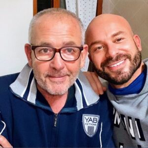 Priscilla Drag Instagram - Lui è Bruno, 70 anni. Mio padre. 
Parliamo poco, ma ci guardiamo. 
Quando siamo insieme da soli ascoltiamo i nostri silenzi. E ci capiamo. 
Un gran lavoratore, da sempre e ancora oggi. 
Mi accompagna e mi viene a prendere in aeroporto o alla stazione a qualsiasi ora ogni volta che parto, per farmi risparmiare i soldi del taxi dice. Invece lo fa perché è mio padre, anche se ho 47 anni. È il suo modo di esserci e sostenermi. 
Se gli dici “grazie” si imbarazza, perché per lui è naturale fare queste cose. 
Si prende cura dei miei gatti e di Will quando non ci sono. 
Se non telefono ogni giorno si preoccupa. 
Se ho un problema con l’auto mi accompagna dal meccanico perché io non ne capisco nulla. 
Aspettava sveglio, vestito sul letto quando uscivo e rientravo tardi. 
Se ho delle spese da affrontare mi chiede se ho bisogno di soldi. 
Non ci abbracciamo e non ci diciamo “ti voglio bene”, ma non ne abbiamo bisogno. Abbiamo altro!
Lui è il mio punto di riferimento. Mi ha insegnato il rispetto e la dignità. E mi ha dato la forza per essere chi sono e camminare a testa alta. 
Mi segue sui social e in tutto quello che faccio, lo fa in silenzio. Ma lo so che è fiero. 
Leggerà questo post, si emozionerà e non mi dirà nulla. 
Allora voglio dirtelo io oggi per tutte quelle volte che non l’ho fatto e non lo farò: GRAZIE BA’, TI VOGLIO BENE! 

#festadelpapà