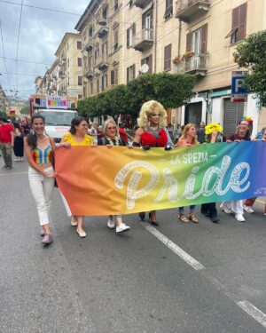 Priscilla Drag Instagram - Ogni battaglia per il riconoscimento dei diritti, per l’autodeterminazione e la libertà di qualsiasi persona e  popolo deve essere la battaglia di tutt*.

Il Pride è politica! 
È resistenza! 

E la bandiera Palestinese appartiene anche al Pride. 🏳️‍🌈🏳️‍⚧️✊🏼🇵🇸🍉

Grazie @laspeziapride e @raotlaspezia

#freepalestine🇵🇸 
#pride
#pridemonth 
#lgbtq