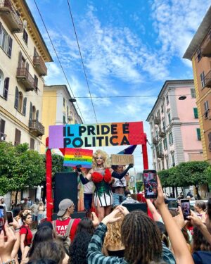 Priscilla Drag Instagram - Ogni battaglia per il riconoscimento dei diritti, per l’autodeterminazione e la libertà di qualsiasi persona e  popolo deve essere la battaglia di tutt*.

Il Pride è politica! 
È resistenza! 

E la bandiera Palestinese appartiene anche al Pride. 🏳️‍🌈🏳️‍⚧️✊🏼🇵🇸🍉

Grazie @laspeziapride e @raotlaspezia

#freepalestine🇵🇸 
#pride
#pridemonth 
#lgbtq