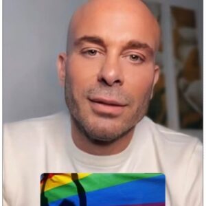 Priscilla Drag Instagram - CACCIARE VIA DI CASA UN FIGLIO È CONTRO NATURA, NON L’OMOSESSUALITÀ!

Spesso i genitori hanno bisogno di tempo per comprendere e accogliere una realtà che non gli appartiene per educazione o cultura e in questo vanno rispettati e aiutati. 

Ma un vero genitore, dopo un primo momento di smarrimento, si impegna a comprendere.
Accoglie e continua ad amare. 

È successo anche a me, con i miei genitori. 

Invece un “genitore” che caccia via di casa un figlio perché omosessuale non merita alcuna comprensione e rispetto. Non è genitore. 

#stopomotransfobia 
#stopomolesbobitransfobia 
#famiglia
#famigliearcobaleno 
#lgbtqia