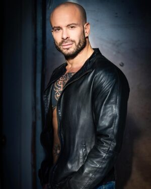 Priscilla Drag Instagram - Guardo il mondo da diverse prospettive. 
Per essere libero. 
E vivo.

Foto @andreaciccale 

#actor
#shooting