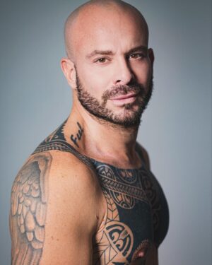 Priscilla Drag Instagram - Ho imparato ad accogliermi e ad amarmi. 
Ho imparato a mostrarmi con orgoglio in tutte le mie sfumature.
Ho imparato a non nascondere più le mie insicurezze, ma a viverle e mostrarle senza paura del giudizio. 
Ho imparato ad essere ME. 

Foto @andreaciccale 

@lucadinardofficial 
@cdastudiodinardo 

#actor
#feelfree
#beproud 
#enjoyyourlife