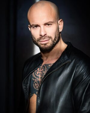 Priscilla Drag Instagram - Guardo il mondo da diverse prospettive. 
Per essere libero. 
E vivo.

Foto @andreaciccale 

#actor
#shooting