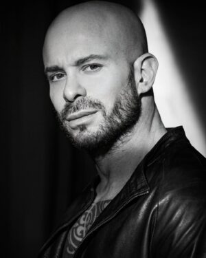 Priscilla Drag Instagram - Guardo il mondo da diverse prospettive. 
Per essere libero. 
E vivo.

Foto @andreaciccale 

#actor
#shooting