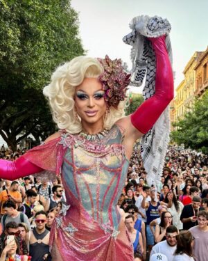 Priscilla Drag Instagram - Il primo pride con Open Catania si è concluso ieri. Incredibile l’emozione per quella piazza, la nostra piazza, colorata da un irrinunciabile antifascismo, rivendicazione di diritti, condanna alla guerra e la gioia che caratterizza la rivolta queer a un sistema che vogliamo abbattere.

Il pride è la nostra prima forma di lotta politica e non possiamo che ribadire che è pride tutto l’anno, o non si può parlare di lotta e di liberazione.

È stato bello vedere tutta quella gente, unita nei valori espressi dal @cataniaprideofficial . A loro va il nostro primo ringraziamento.

Ringraziamo tuttɜ lɜ ospiti che ci hanno accompagnato durante la Pride Week e le realtà politiche e associative, nonché lɜ volontariɜ, che l’hanno resa possibile.

Ringraziamo in modo speciale la nostra zia, Priscilla (Mariano Gallo), per la sua disponibilità e per il suo discorso, fatto con intelligenza politica e generosità umana. Grazie davvero!

Siamo prontɜ a organizzare il prossimo Pride, per il celebrare il 25° anno dal primo corteo, che sì snodò a Catania nel 2000, in gemellaggio con il World Pride di Roma. Daremo il nostro contributo per la costruzione del prossimo comitato e per realizzare tutto quanto è necessario per portare la rivoluzione queer nelle nostre comunità.

Foto di @abelmusarra
 
#catania #pride  #cataniapride #cataniapride2024