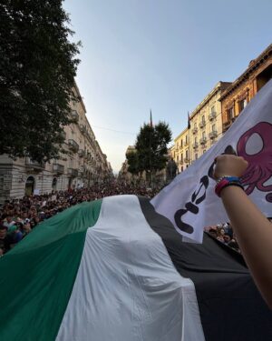Priscilla Drag Instagram - Il primo pride con Open Catania si è concluso ieri. Incredibile l’emozione per quella piazza, la nostra piazza, colorata da un irrinunciabile antifascismo, rivendicazione di diritti, condanna alla guerra e la gioia che caratterizza la rivolta queer a un sistema che vogliamo abbattere.

Il pride è la nostra prima forma di lotta politica e non possiamo che ribadire che è pride tutto l’anno, o non si può parlare di lotta e di liberazione.

È stato bello vedere tutta quella gente, unita nei valori espressi dal @cataniaprideofficial . A loro va il nostro primo ringraziamento.

Ringraziamo tuttɜ lɜ ospiti che ci hanno accompagnato durante la Pride Week e le realtà politiche e associative, nonché lɜ volontariɜ, che l’hanno resa possibile.

Ringraziamo in modo speciale la nostra zia, Priscilla (Mariano Gallo), per la sua disponibilità e per il suo discorso, fatto con intelligenza politica e generosità umana. Grazie davvero!

Siamo prontɜ a organizzare il prossimo Pride, per il celebrare il 25° anno dal primo corteo, che sì snodò a Catania nel 2000, in gemellaggio con il World Pride di Roma. Daremo il nostro contributo per la costruzione del prossimo comitato e per realizzare tutto quanto è necessario per portare la rivoluzione queer nelle nostre comunità.

Foto di @abelmusarra
 
#catania #pride  #cataniapride #cataniapride2024