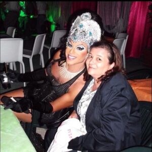Priscilla Drag Instagram - Questa foto risale a circa 13 anni fa e racconta questa storia:

Lei è Antonietta (qualcuno la chiama Antonella), è la mia mamma. 
Qui non era una semplice serata in cui mi esibivo, era l’inaugurazione del “Priscilla summer club”, il mio locale. Un’avventura intensa e difficile.
E lei c’era, per darmi il suo sostegno. 
È sempre stata al mio fianco, lasciandomi libero di fare le mie scelte e vivere la mia vita.
E quando ho commesso degli errori mi ha aiutato a superarli, senza farmelo pesare. 
Lei mi ha insegnato il valore della generosità: organizzava racconte di giocattoli e vestiti, confezionava bavaglini e mi portava negli orfanotrofi per consegnarli.
Mi accompagnava alla recite scolastiche e poco tempo fa mi ha scritto un biglietto per dirmi quanto fosse fiera dei miei traguardi. 
Per molto tempo è stata la costumista di Priscilla: in cucina, con la sua macchina da cucire sul tavolo, confezionava e creava per me. 
In qualsiasi parte del mondo io mi trovi ci sentiamo tutti i giorni, anche solo per pochi minuti, ma dobbiamo sentirci. È un’esigenza. È la voglia di dirci “ci sono”. 
Naturalmente mi chiede se ho mangiato, se piove o fa freddo mi dice “copriti” e se devo guidare mi dice “statt accort” (sta attento). È mia mamma, è fisiologico per lei preoccuparsi. Lo farà sempre.
Ed è dolcissima. 
Dedica ogni istante delle sue giornate alla famiglia. 
Vive per i figli e le sue nipoti. 
È determinata e coraggiosa. 
Ha sempre creduto in me e questo mi ha sempre dato tanta forza. 
Oggi è fiera, lo vedo nei suoi occhi. 
Da ieri ha anche lei un profilo Instagram, si è fatta aiutare a crearlo per seguirmi. 
Così ho scelto di scrivere qui perché a voce non sarei stato capace di dirle queste cose e se le avessi scritto un biglietto ci saremmo imbarazzati entrambi nel leggerlo. 
A volte l’imbarazzo non ci permette di fare o dire cose importanti, che invece dovremmo fare e dire più spesso. 
Quindi Ma’ oggi niente imbarazzo: 
buona festa della mamma e grazie per avermi accolto incondizionatamente. 
Grazie per il tempo e le attenzioni. Per le parole. Per il cibo che mi cucini. Per gli sguardi. Per i sacrifici. Per i valori e gli insegnamenti. 
Ti amo ❤️ 
#festadellamamma