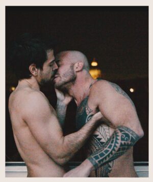 Priscilla Drag Instagram - Quanta paura può fare ancora un bacio?
Quante diverse reazioni può provocare questa foto? 
Quante diverse reazioni possono provocare le manifestazioni affettive e fisiche tra due persone dello stesso stesso? 

Troppo spesso ci sentiamo dire: ”Quello che fate a letto non mi interessa, purché lo facciate a casa vostra!”, che equivale a: ”Dovete vergognarvi e nascondervi!”. 

Oppure: “Quello che non accetto è il vostro bisogno di ostentare”, che equivale a: “Dovete vergognarvi e nascondervi”.

Per “qualcuno” il nostro vivere alla luce del sole vuol dire ostentare, semplicemente perché ci mostriamo per ciò che siamo!

Dobbiamo ancora sopportare le risatine e gli sguardi di derisione se camminiamo mano nella mano con i nostri compagni e compagne. 
Dobbiamo ancora fare i conti con le reazioni di imbarazzo del pubblico se in un film c’è una scena romantica o erotica tra due uomini o due donne (i cosiddetti “eterosessuali” però sono i maggior fruitori di film porno con scene di sesso tra donne, ma se due donne si amano allora è contro natura).

Un bacio tra due uomini o due donne dato in pubblico ancora oggi è rischioso, perché può scatenare aggressioni verbali e fisiche da parte di gente che crede di avere il diritto di stabilire cosa sia giusto e “normale”.

Qualcuno crede ancora di avere il potere di sminuire la nostra affettività e sessualità definendoci contro natura.
Qualcuno crede ancora di poterci considerare cittadine e cittadini di serie B per il nostro orientamento sessuale e identità di genere,  limitandoci nei nostri diritti. 

Qualcuno crede di poterci cancellare con gli insulti, i calci e i pugni!

Questo “qualcuno” però continua a non fare i conti con la realtà!

NON CI FERMERETE MAI! 
NON CI SIETE MAI RIUSCITI E NON CI RIUSCIRETE MAI!
LA STORIA PARLA CHIARO!

E PIÙ CERCHERETE DI ABBATTERCI, PIÙ NOI LOTTEREMO INCAZZATE E DETERMINATE. 

E intanto vivremo pienamente!

Mentre quei “qualcuno”, intanto, vivono una vita di mer**!

* La foto è un frame di “A mia immagine”, cortometraggio scritto e diretto da @giuseppebucci5, con @salvatore.langella e @evagrimaldireal. 

#lgbtqia 
#gaykisses
#pride
#proud
#queer
#loveislove
#onelove
#respect
#freedom
