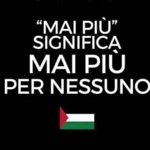 Priscilla Drag Instagram - Ricordare gli orrori del passato per non permettere che vengano ripetuti.

Ma l’essere umano ha la memoria corta. 

NB SOSTENERE IL CESSATE IL FUOCO E LA FINE DEL GENOCIDIO IN ATTO A GAZA NON VUOL DIRE RITENERE LE VITTIME ISRAELIANE MENO GRAVI E SOPRATUTTO NON VUOL DIRE CONSIDERARE GIUSTA LA POLITICA DI HAMAS. 

SONO CONTRO QUALSIASI GUERRA: OGNI VITTIMA, DI QUALSIASI PAESE, È UNA VITA PERSA CHE NESSUNA RELIGIONE E POLITICA PUÒ GIUSTIFICARE. 

SONO CONTRO OGNI FORMA DI DITTATURA E IDEOLOGIA ESTREMISTA CHE HA COME UNICO SCOPO LA LIMITAZIONE DELLA LIBERTÀ E L’ANNULLAMENTO DELLE DIVERSITÀ.

SONO CONTRO LA CONVINZIONE CHE LA TERRA CI APPARTENGA, PER DIRITTO DI NASCITA O PER QUALSIASI ALTRO MOTIVO, SOPRATUTTO SE QUESTA CONVINZIONE È BASATA SULLA RELIGIONE. 

È INNEGABILE PERÒ CHE COSTRINGERE CON LA VIOLENZA UN POPOLO A VIVERE IN UN GHETTO, CACCIATO DALLA SUA TERRA, LIMITATO NELLA DIGNITÀ, SIA UNA VIOLAZIONE DEI DIRITTI UMANI CHE NON PUÒ E NON DEVE ESSERE ACCETTATA. 

BLOCCARE GLI AIUTI UMANITARI
BLOCCARE L’EROGAZIONE DELL’ACQUA E DELL’ENERGIA ELETTRICA
BOMBARDARE GLI OSPEDALI
SPARARE AI CIVILI IN FUGA 
GIUSTIZIARE BAMBINI CHE SVENTOLANO BANDIERA BIANCA 

QUESTO È UN GENOCIDIO: È LO STERMINIO DI UN POPOLO,

CHE NON È COMINCIATO IL 7/10/2023,

CHE DA TROPPI ANNI VA AVANTI NELLA TOTALE INDIFFERENZA DEL MONDO E NEL SOLO INTERESSE ECONOMICO E IDEOLOGICO DI ALCUNI STATI E POLITICI. 

ISRAELE NON PUÒ NEGARE AD ALTRI POPOLI QUEL DIRITTO ALLA SOPRAVVIVENZA DEL QUALE SONO STATI PRIVATI MILIONI DI EBREI.

LA RABBIA VA PROVATA ANCHE QUANDO LE VITTIME SONO PERSONE CULTURALMENTE E GEOGRAFICAMENTE LONTANE DA NOI. 

LA GUERRA NON È MAI LA SOLUZIONE COSÌ COME NON LO È LO STERMINIO DI UN POPOLO. 

#stopwar
#peace 
#giornatadellamemoria 
#stopbombinggaza 
#ceasefirenow🇵🇸 
#stopgenocide