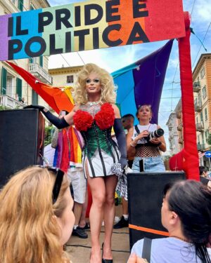 Priscilla Drag Instagram - Ogni battaglia per il riconoscimento dei diritti, per l’autodeterminazione e la libertà di qualsiasi persona e  popolo deve essere la battaglia di tutt*.

Il Pride è politica! 
È resistenza! 

E la bandiera Palestinese appartiene anche al Pride. 🏳️‍🌈🏳️‍⚧️✊🏼🇵🇸🍉

Grazie @laspeziapride e @raotlaspezia

#freepalestine🇵🇸 
#pride
#pridemonth 
#lgbtq