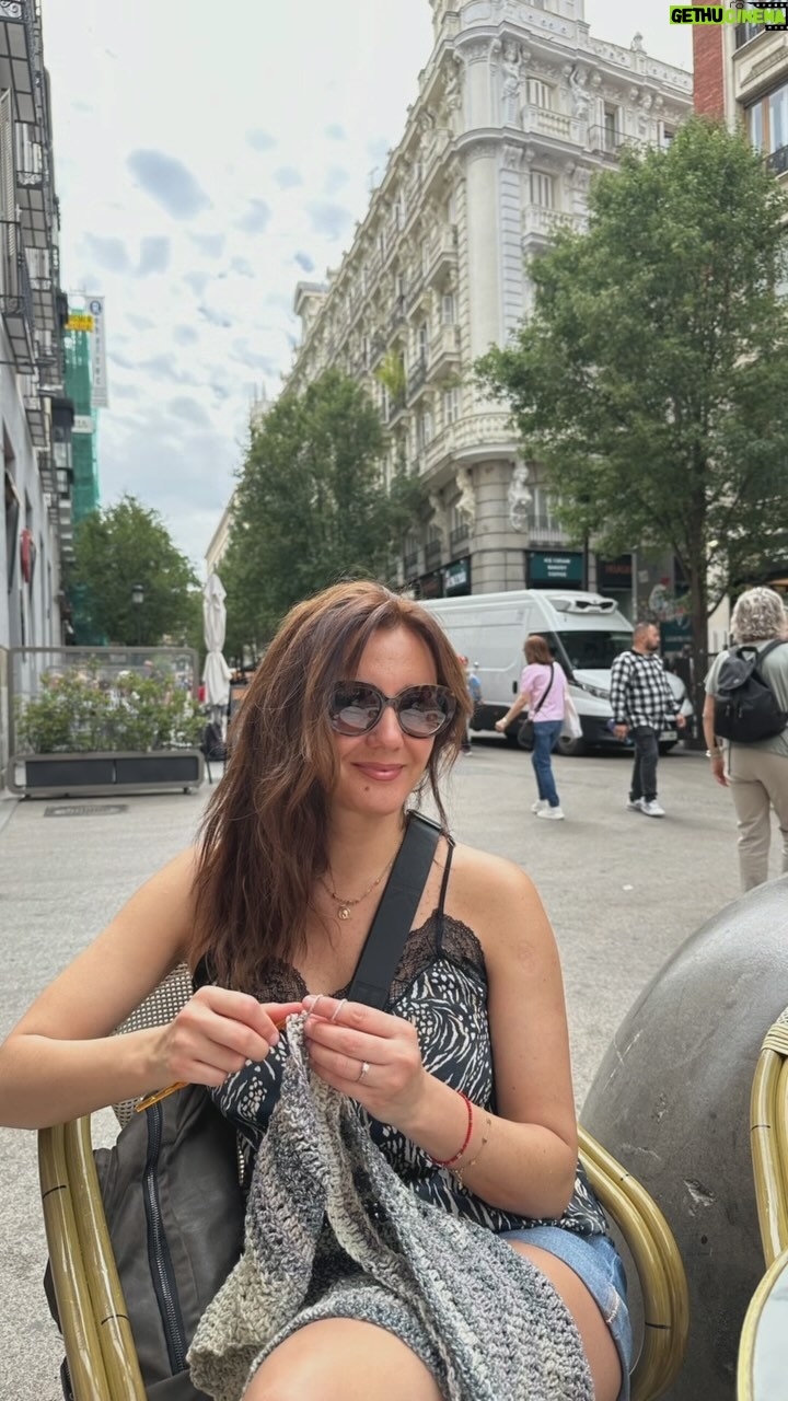 Priscilla Vargas - 36.7K Likes - Primera vez que viajo con un tejido!! 🧶 Y para viajar con mis niñitas fue ideal! Te relaja, desconecta y a diferencia del libro te permite conversar toooodo el rato. Porque compartimos mucho! Ahora estoy orgullosa del “ponchito” que hice mientras recorrimos lugares increíbles! Existe un mejor souvenir?😁❤️