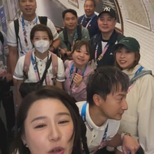 Priscilla Wong Instagram - 瘋狂太陽的一天，
感恩欣賞到最美的運動場館，巴黎鐵塔下的沙灘排球場，
同時跟泰仔陳銘泰在混亂的封路上拍攝，再次感受到運動員的謙虛和忍耐。
瘋狂下雨的一天，
也是奧運開幕天。
跟這一班兄弟姊妹，在雨中上上落落，跑來跑去，完成了過程困難重重的開幕直播，也幸運找到了免費位看開幕禮。
感恩讓我回憶滿滿，
感恩有機會見證這個盛事，
感恩見識體育組同事的各種耐力與智慧。
每天收工都很累，
但心中都很快樂。
#2024巴黎奧運 
#🌈

@aiglehongkong