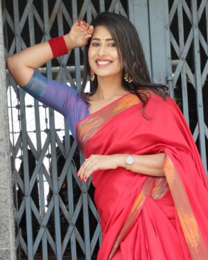 Priya Hegde Instagram - Saree is a pure happiness ❤️ 

Make up @ramustephen 
Hair @makeover_by_divya_k_murthy 

#sixyardsofelegance #sareelove #priyahegde❤️ #loveforred❤️ #shootmode #newbeginjng #rawpics #startcamera #rolling #action #astejeevna #happysoul