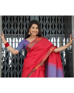 Priya Hegde Instagram - Saree is a pure happiness ❤️ 

Make up @ramustephen 
Hair @makeover_by_divya_k_murthy 

#sixyardsofelegance #sareelove #priyahegde❤️ #loveforred❤️ #shootmode #newbeginjng #rawpics #startcamera #rolling #action #astejeevna #happysoul