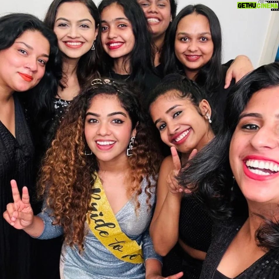 Priya Jerson - 84.3K Likes - Best shower of my life🎉❤️🥳
📸 : @pixie_paparazzo_wedding
@v___pooja @gaya_gayu @beulyn_furtel @anncelinerajan @sumaya_hussainpk @__.saniyya.___ @remyashais_ @deepal_naik @the_lucid_dremer 😘😘 best day with my favs🙈