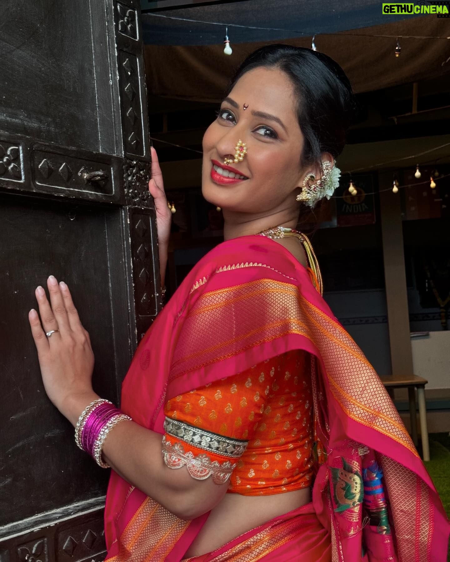 Priya Marathe - 31.6K Likes - गुलाबी साडी आहे पण गाणं वेगळ.. 😊