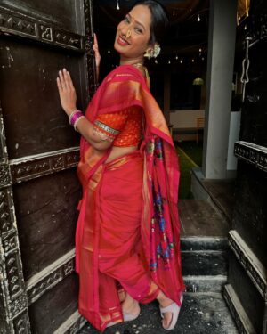 Priya Marathe Instagram - गुलाबी साडी आहे पण गाणं वेगळ.. 😊