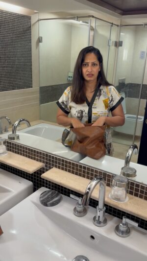 Priya Marathe Instagram - ये आदत है बूरी 
फिर ना केहना sorry 
जनहित मे जारी.. 
Issued in d interest of Public Health.. 
इस film के सभी पात्र और घटनाऐ काल्पनिक है.. 😃
Location partner @thefernjaipur 
Travel partner @cleartrip