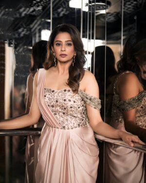 Priyamani Instagram - #69thSOBHAFilmfareAwardsSouth2024 with Kamar Film Factory @filmfare 
.
Outfit - @poojapeshoriaofficial @viralmantra
Earrings - @curiocottagejewelry 
Styled by @theitembomb
MUAH : @pradeep_makeup @shobhahawale
📸 @v_capturesphotography