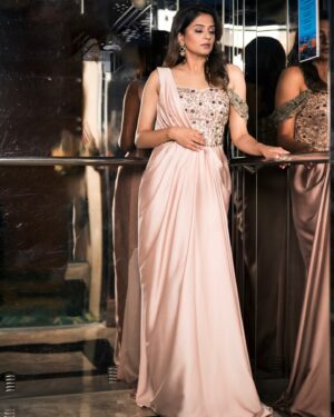 Priyamani Instagram - #69thSOBHAFilmfareAwardsSouth2024 with Kamar Film Factory @filmfare 
.
Outfit - @poojapeshoriaofficial @viralmantra
Earrings - @curiocottagejewelry 
Styled by @theitembomb
MUAH : @pradeep_makeup @shobhahawale
📸 @v_capturesphotography