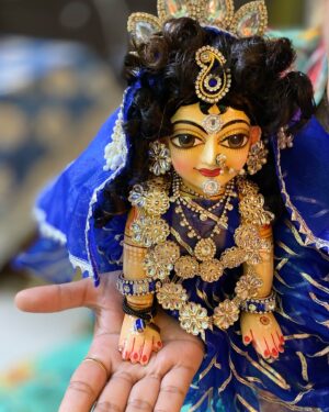 Priyanka Pandit Instagram - Happy 2nd month pyari Nandani 
  कब बसिहौं ब्रज कुंजन माहीं ।
ह्वै मृग वन मुगनैंनी ढूँढत, फिरौं कदम्बन छाहीं ॥ [1]
पीछे लगि नित रहौं किशोरी, छिन सँग छाँड़त नाहीं ।
‘भोरी’ जब कर फेरि विलोकौ, शिव अज लखि ललचाहीं ॥ [2]
- श्री भोरी सखी, प्रेम की पीर (143)

हे प्यारी जू ! मुझे ब्रज की कुंज निकुंजों में निवास करने का सुयोग कब मिलेगा ? ऐसा कब होगा कि मैं हिरण बनकर हिरण जैसे नेत्रों वाली आपको श्रीवन में निरन्तर कदम्ब वृक्षों से गुज़र कर ढूँढ़ती रहूँगी। [1]

हे किशोरी जू! मैं सदैव आपके पीछे ही लगी रहूँगी और आपका साथ एक क्षण के लिये भी नहीं छोडूंगी। श्रीहित भोरीसखी जी कहती हैं कि जब आप अपना हाथ मेरे सिर पर फेरते हुए मुझे प्रेम भरी दृष्टि से देखोगी तब उसे देखकर ब्रह्मा शिव आदि भी लालच से भर जायेंगे। [2]